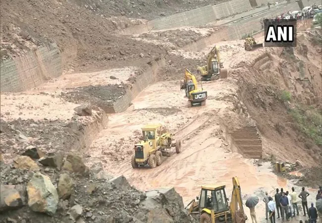 jammu and srinagar high way heavy rain collapse in soil rescued person help to crpf and police dog